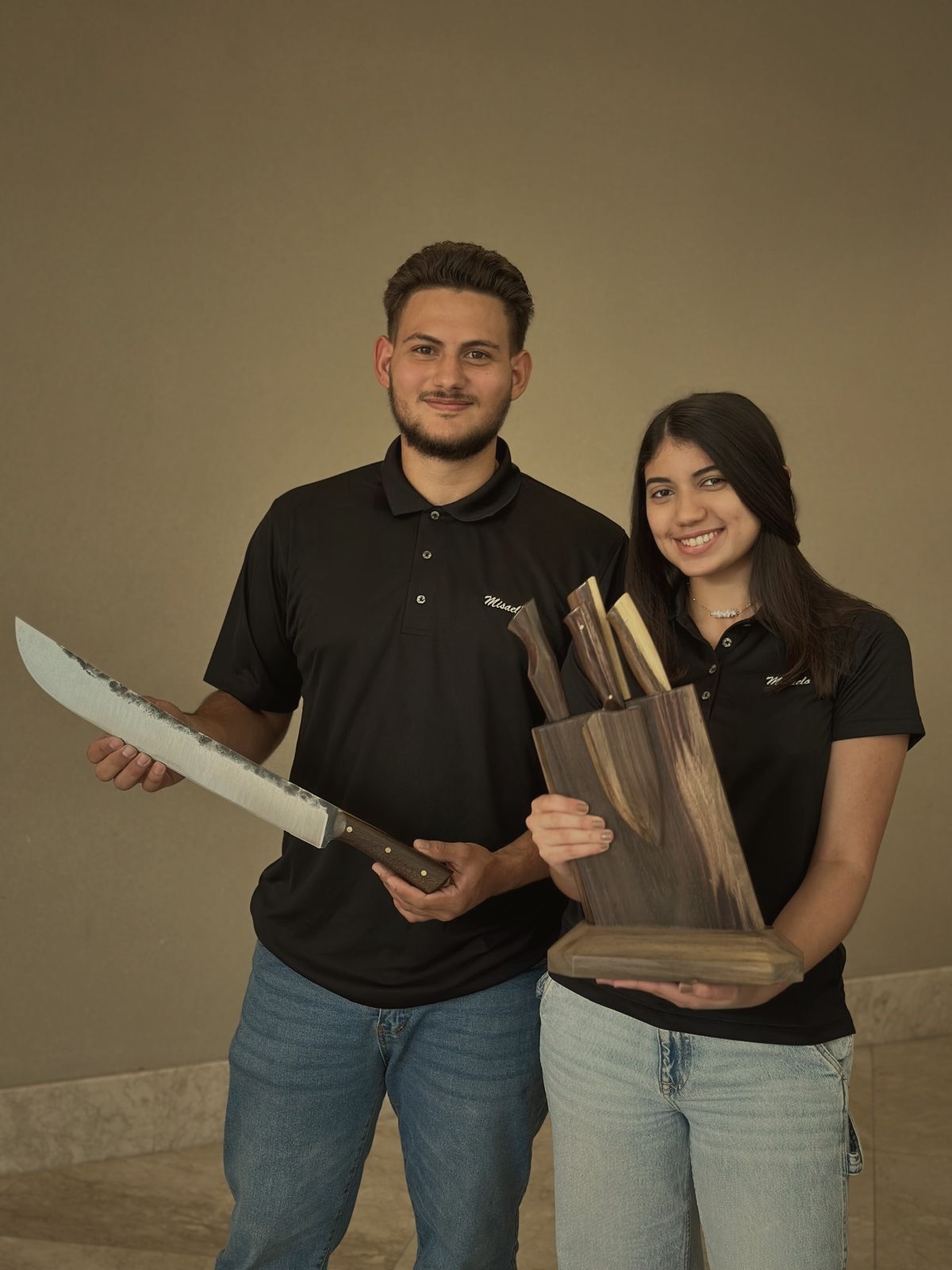 Misael Fernández y su esposa con cuchillos artesanales Misaelo